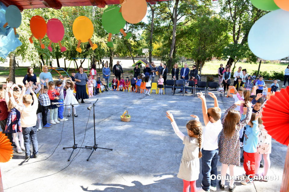 
С музикална и танцова програма, подготвена от малчуганите от Детска градина „Здравец“ в кв. „Речица“, днес бе открита символично новата площадка за игра...